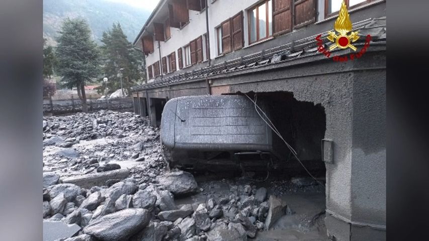 Video: Převrácená auta a zničené budovy. Bahno zaplavilo alpské středisko